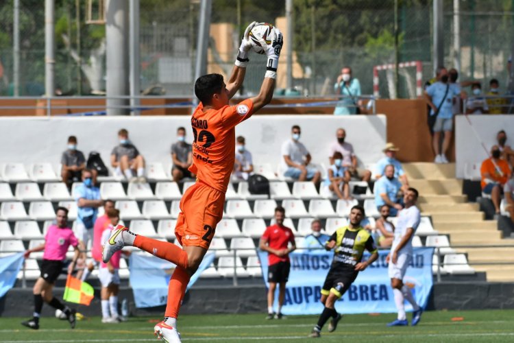 Álex Lázaro atrapa el balón en un partido de Liga.