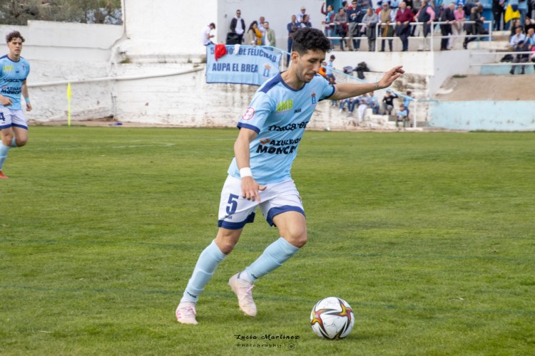 Toni Pérez conduce el balón en el Municipal de Piedrabuena.
