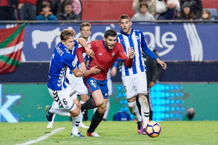 Javi Álamo, nuevo jugador del CD Brea, con la camiseta de Osasuna