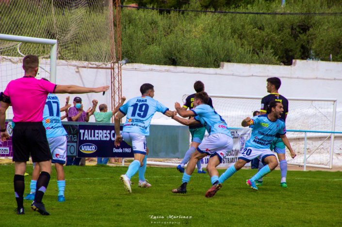 Jona celebra su primer gol con la camiseta del CD Brea