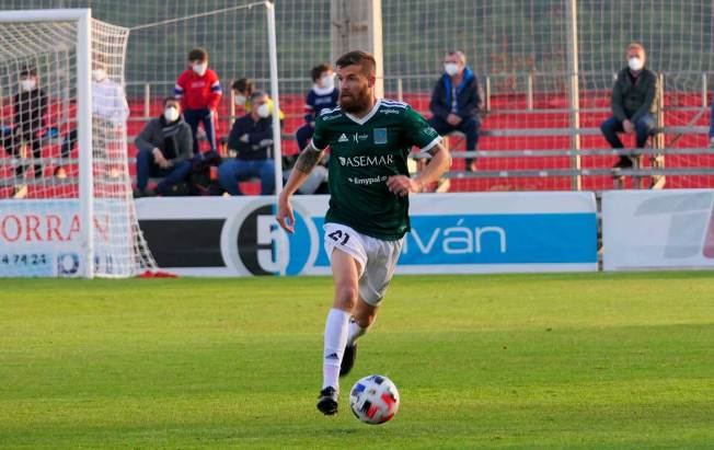 Chus Herrero controla un balón con la camiseta de la SD Tarazona