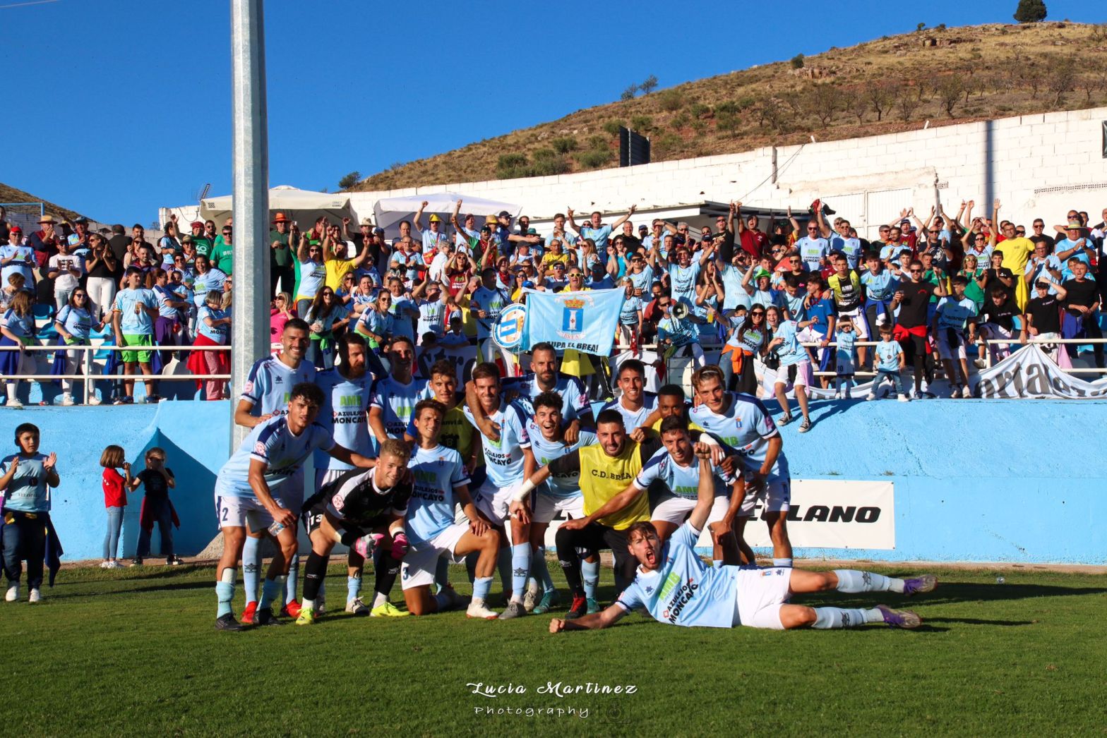 La plantilla del Brea celebra el triunfo ante la Mutilvera con la afición