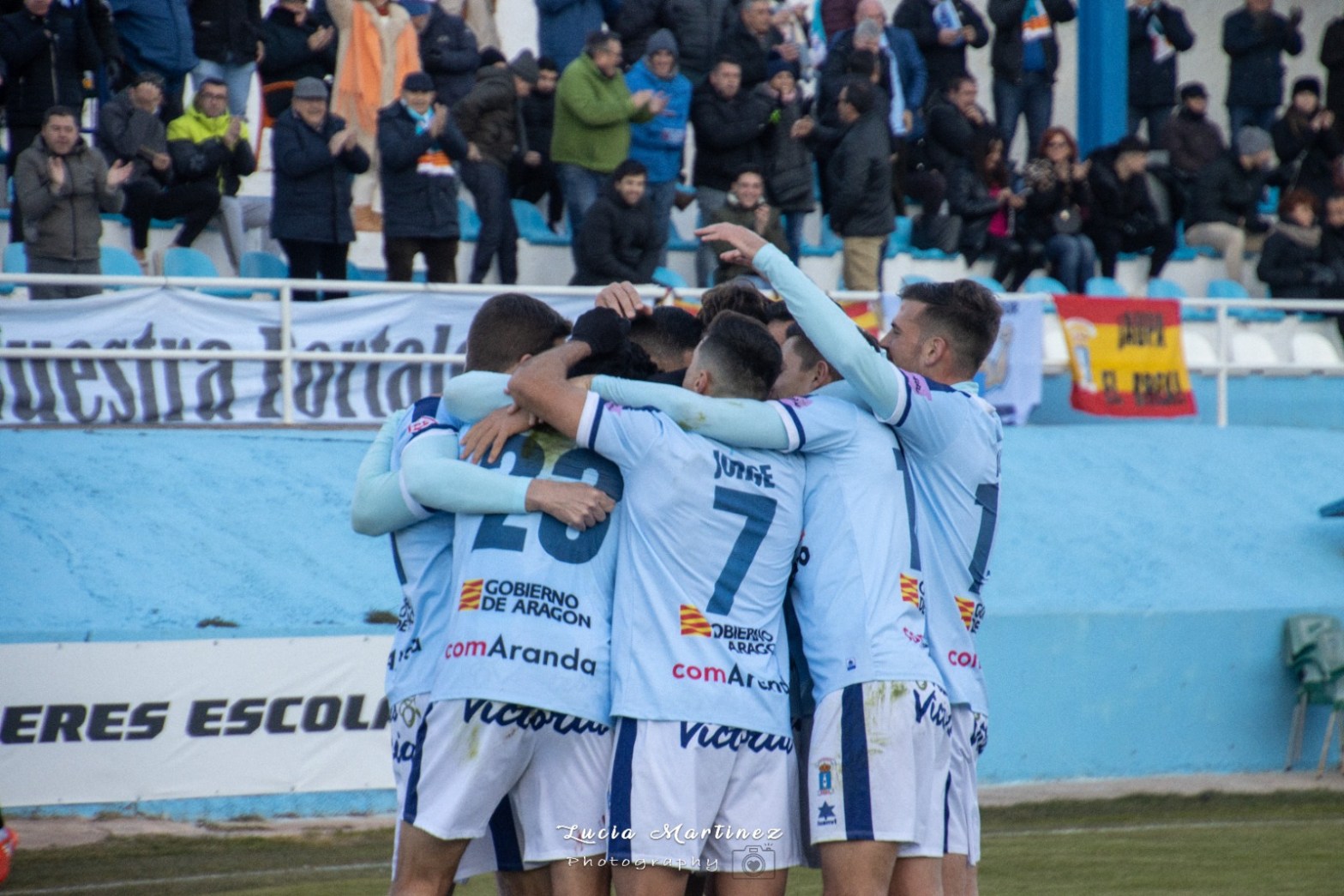 Los jugadores del CD Brea celebran el tanto ante el Gernika