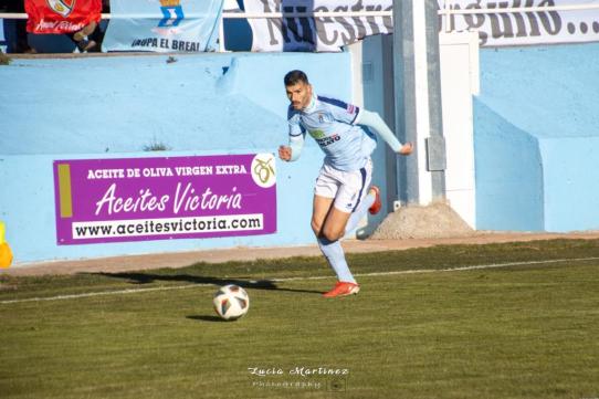 Javi Álamo conduce el balón en un partido en Piedrabuena.