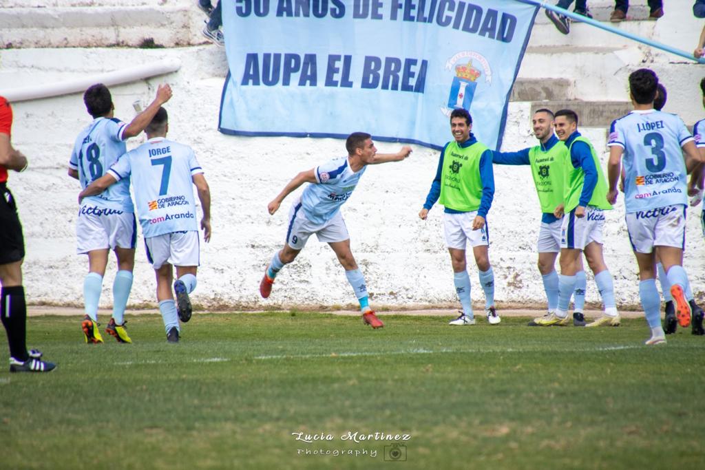 Rodrigo Tapia celebra su primer gol del partido ante el Racing Rioja.