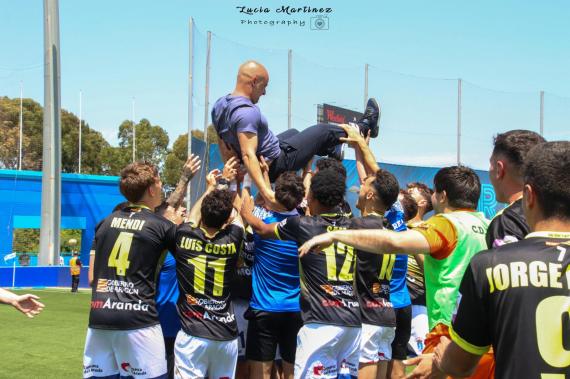 Los jugadores mantean a Dani Martínez tras la salvación ante el Espanyol B