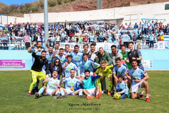 Los jugadores del CD Brea celebran una victoria en Piedrabuena