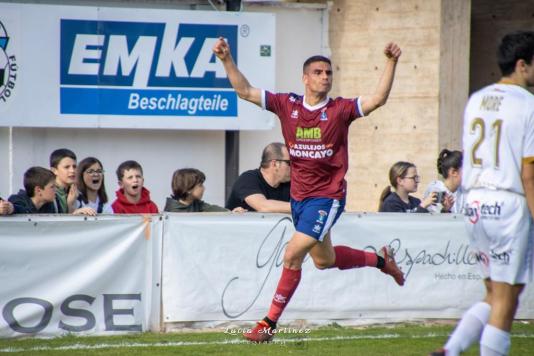 Rodrigo Tapia celebra un gol con el CD Brea