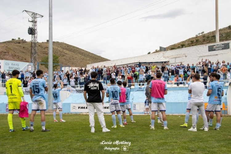 La afición celeste despide a los jugadores en el último partido de la temporada.