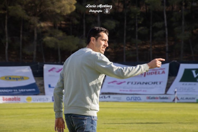 Raúl Parada dirigiendo al CD Brea en un partido del curso pasado.